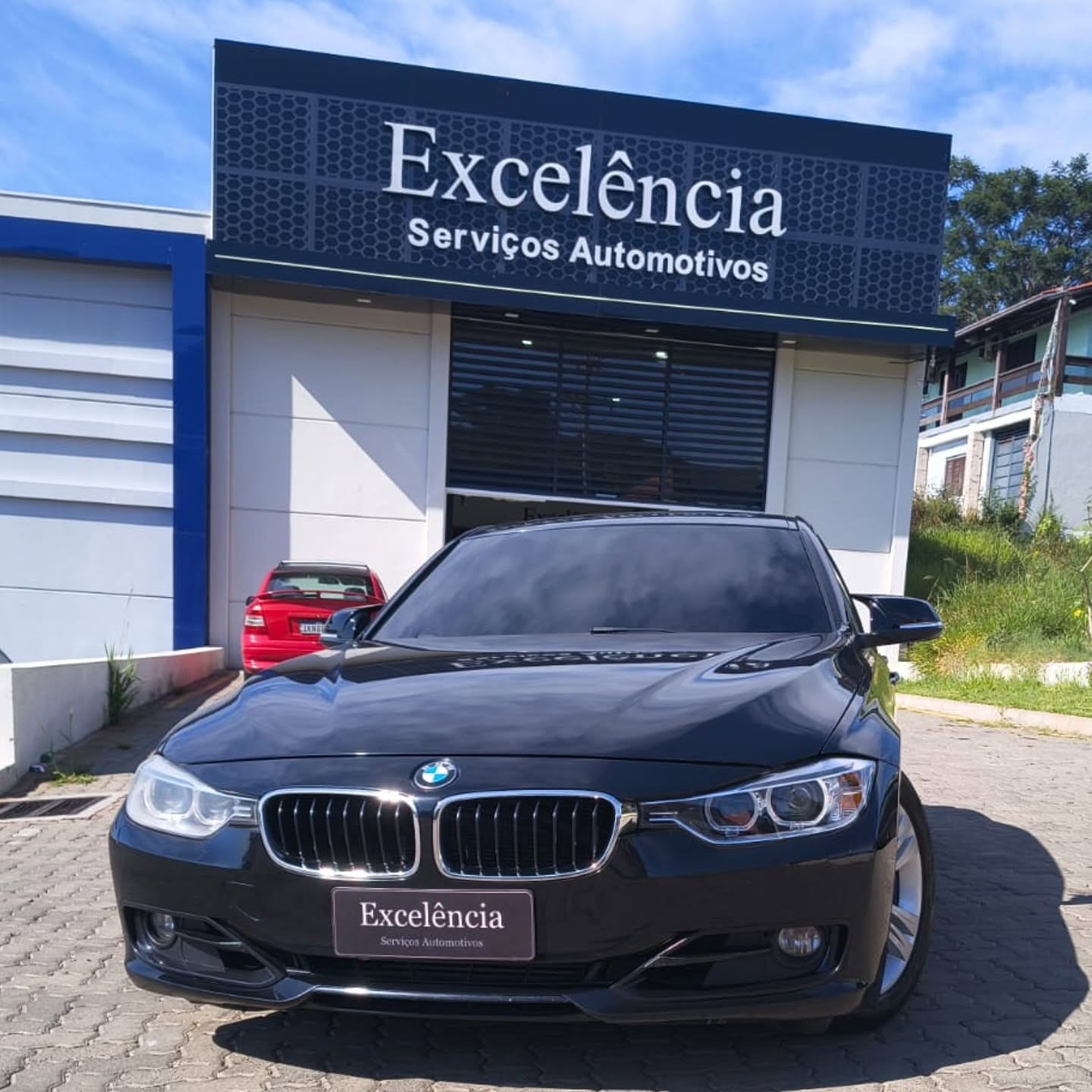 Mercedes-Benz Classe C preta em frente à oficina Excelência