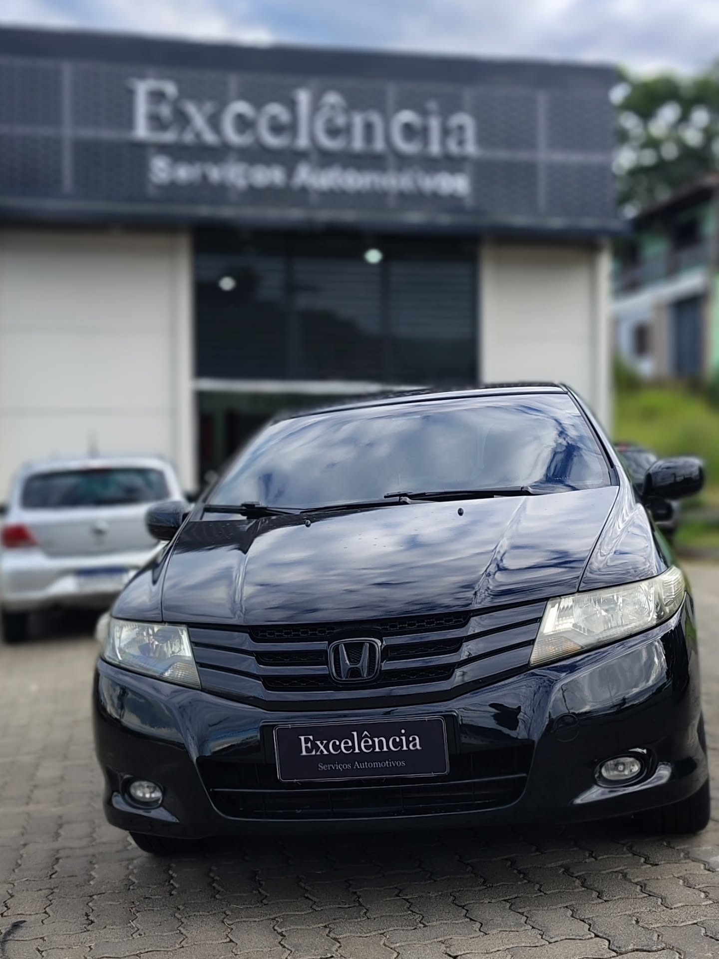 Dodge Journey preta em frente à oficina Excelência